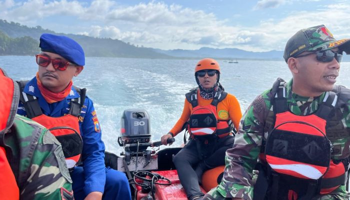 Satpolairud Bersama Tim SAR Gabungan Lakukan Pencarian Terhadap Korban Hanyut Diperairan Rajegwesi