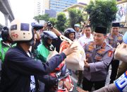 Kapolri Turun Langsung Berbagi Takjil