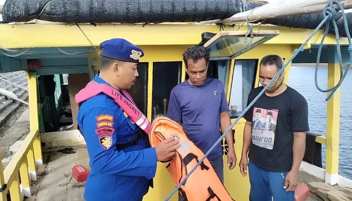 Personel Polairud Polresta Banyuwangi Berikan Pelatihan Penggunaan Alat Keselamatan Pelayaran 