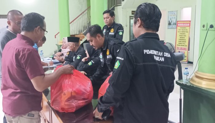 Pemdes Pabean Bagikan Ratusan Parcel