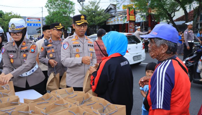 Berbagi Takjil Polres Ngawi Sosialisasikan Hotline 110 untuk Mudik Aman
