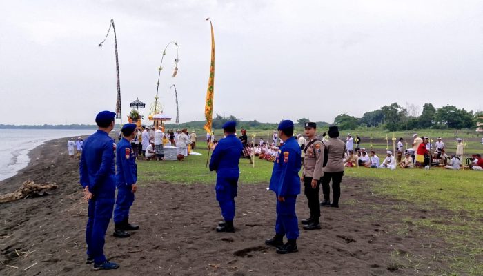 Satpolairud Polresta Banyuwangi Bersama Instansi Terkait Lakukan Pengamanan Upacara Melasti 