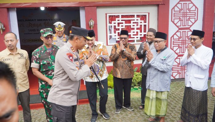 Kapolda Jatim Tinjau Pos Pelayanan Ops Ketupat Semeru 2025 di Masjid Cheng Hoo Pandaan