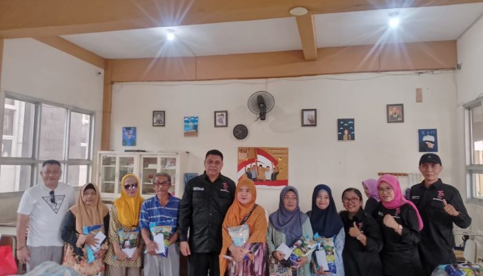 Salut, Ikatan Alumni Ini Juga Berbagi Zakat