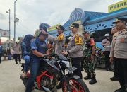 Kapolres Blitar Berbagi Helm Gratis Saat Pantau Arus Balik Lebaran 2025