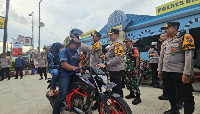 Kapolres Blitar Berbagi Helm Gratis Saat Pantau Arus Balik Lebaran 2025