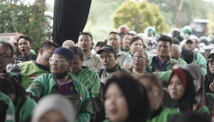 Satlantas Polres Gresik Gelar “MLAKU JOL” Bersama Ratusan Driver Ojol di Posyan Ops Ketupat Semeru 2025