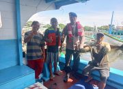 Personel Satpolairud Polresta Banyuwangi Berikan Pelatihan Kepada Nelayan Tentang Penggunaan Lifejacket 