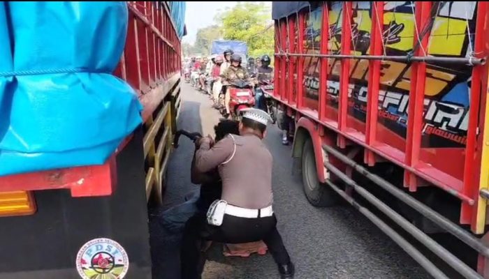Salut, Pak Polisi ini Bantu Sopir Truk Ganti Ban di Tengah Padatnya Lalin Gresik