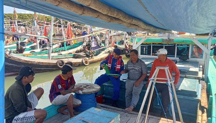 Kapos Satpolairud Unit Muncar Bripka I Wayan Wedhana Lakukan Pemeriksaan Diatas Kapal Sekoci 