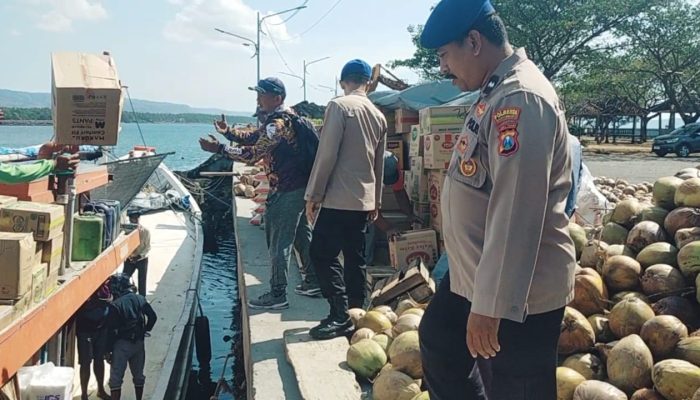 Personel Polairud Lakukan Pemantauan Aktivitas Bongkar Muat Dikawasan Dermaga Pelabuhan Marina Boom