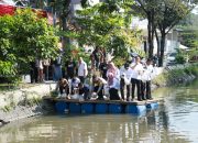 Kolaborasi Polisi bersama PWI Jaga Kelestarian Lingkungan Dan Ketahanan Pangan Tebar Benih Ikan Di Sungai Jombang