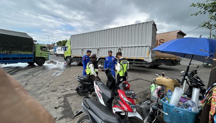 Lakukan Pengawasan Dikawasan Obyek Vital Ini Himbuan Personel Satpolairud Polresta Banyuwangi 