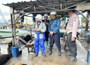 Anggota Satpolairud Resta Banyuwangi Laksanakan Pemantauan Dan Binmas Perairan Dipelabuhan Ketapang