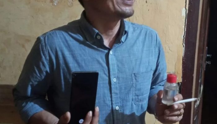 Kades Balikterus Di Pulau Bawean, Diseret Polisi Satreskoba Polres Gresik