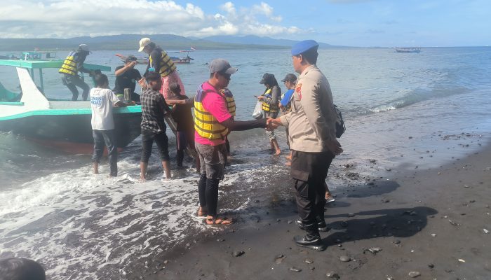 Antisipasi Cuaca Buruk Anggota Satpolairud Resta Banyuwangi Patroli Obyek Wisata Perairan