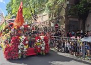 Antusian Warga Surabaya Ikut Ramaikan Parade Surabaya Vaganza HJKS 2025