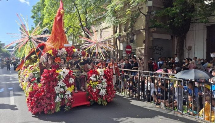 Antusian Warga Surabaya Ikut Ramaikan Parade Surabaya Vaganza HJKS 2025