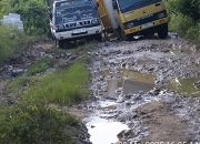 Nyaris Terbalik, Beginilah Kondisi Poros Jalan Desa Songlor Menuju Arjasa