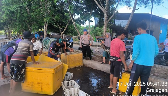 Personel Satpolairud Polresta Banyuwangi Sambangi Kelompok Nelayan Dan Masyarakat Pesisir Pantai Grajagan