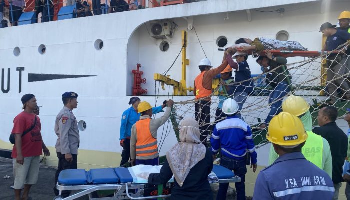 Personel Satpolairud Lakukan Proses Evakuasi Terhadap Penumpang Kapal Perintis