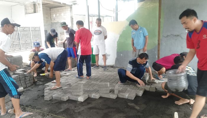 Salut, Warga Bangun Pos Jaga Secara Swadaya