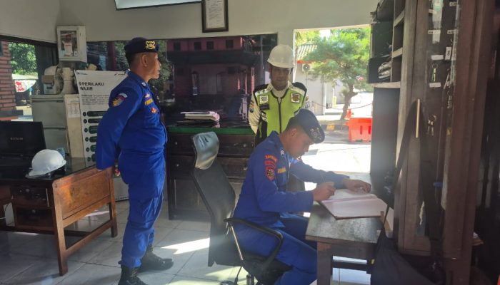 Personel Satpolairud Polresta Banyuwangi Lakukan Patroli Kekawasan Depo Pertamina Banyuwangi 