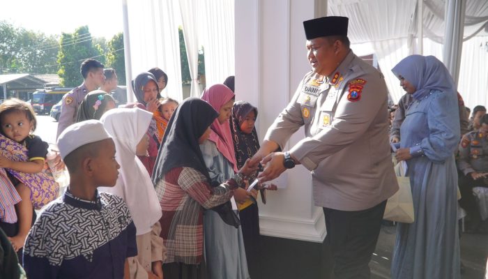 Polres Pasuruan Bagikan 750 Paket Daging Kurban Kepada Warga Sekitar