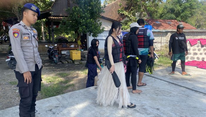 Personel Polairud Polresta Banyuwangi Tekankan Penggunaan Lifejacket Saat Berwisata