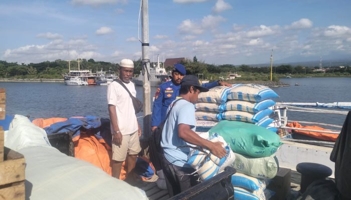 Personel Polairud Lakukan Pemantauan Barang Yang Masuk Dan Keluar Diarea Dermaga Pelabuhan Marina Boom 