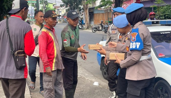Propam Polres Pasuruan Gelar Baksos Pembagian Nasi Kotak Jelang Hari Bhayangkara