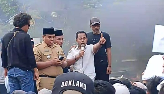 Aksi Demonstrasi Warga Kangean Desak Tanda Tangan Penolakan Survei Seismik
