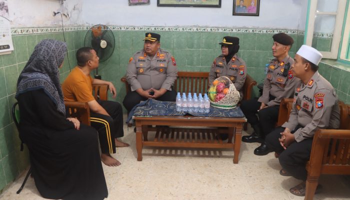 Kapolres Pasuruan Manfaatkan Momentum Hari Bhayangkara Ke-79 Untuk Kunjungi Anggota Sakit