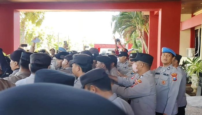 Demo GMK di Kantor Pemkab Sumenep Ricuh, Massa Segel Gedung Pemkab