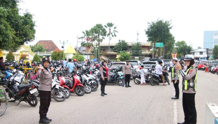 Polwan Polres Sumenep PAM dan Gatur Lalin Saat Ibadah Sholat Jumat