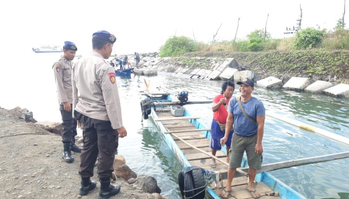 Personel Satpolairud Polresta Banyuwangi Lakukan Patroli Dan Sambang Dialogis Kekawasan Kampung Nelayan