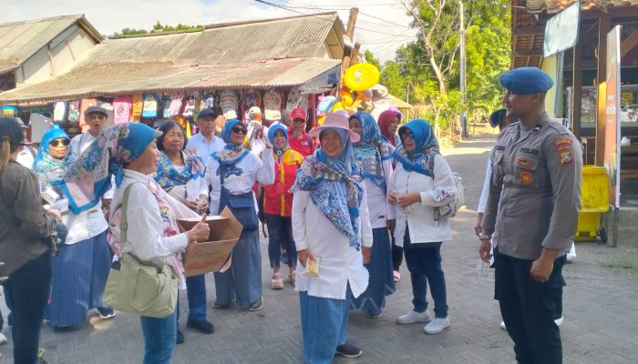 Personel Satpolairud Polresta Banyuwangi Lakukan Patroli Guna Tingkatkan Keamanan Dikawasan Wisata Pantai