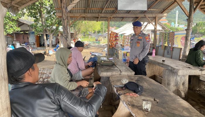 Personel Satpolairud Polresta Banyuwangi Sambangi Kelompok Nelayan Dan Masyarakat Pesisir Pantai Meneng 