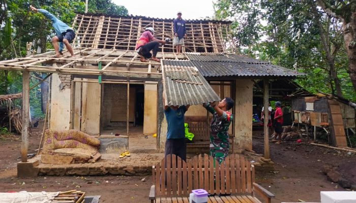 Koramil 0825-21/ Kalipuro Laksanakan Pembongkaran Rutilahu Tahun 2025 di Kelurahan Kalipuro