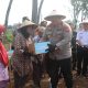 Kolaborasi Untuk Swasembada : Polres Pasuruan Tanam Jagung Serentak Di Lahan Perhutanan Sosial