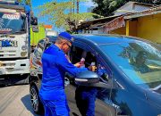 Personel Satpolairud Polresta Banyuwangi Bagikan Es Kepada Pengendara Ditengah Kemacetan Panjang