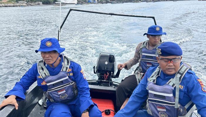Personel Satpolairud Polresta Banyuwangi Bersama Baharkam Mabes Polri Lakukan Giat SAR Hari Ketiga Pencarian Korban KMP Tunu Pratama Jaya