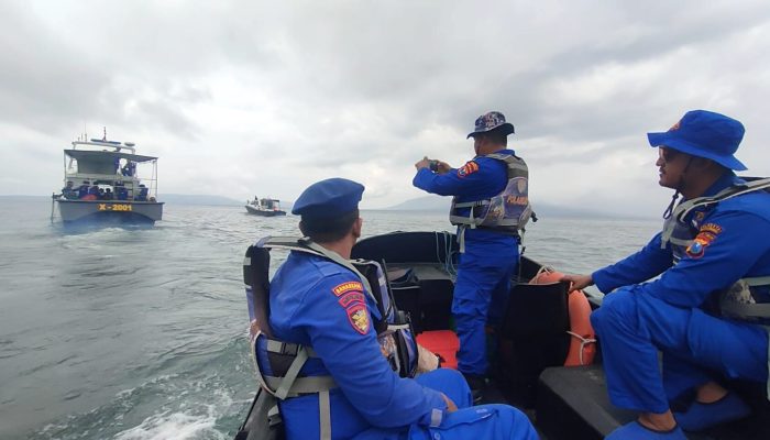 Personel Satpolairud Polresta Banyuwangi Bersama Ditpolairud Polda Jawa Timur Lakukan Penyisiran Dikawasan Selat Bali