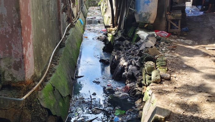 Selokan Pasar Anom Sumenep: Bau Busuk dan Kumuh Mengancam Kesehatan dan Kenyamanan