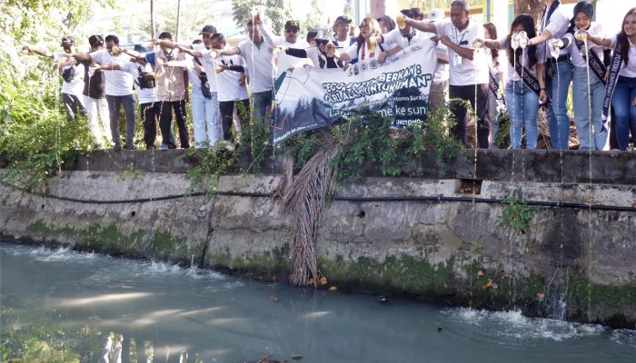 Dies Natalies Ke-44, Unitomo Bersih-Bersih Sungai Dengan Cara Beda