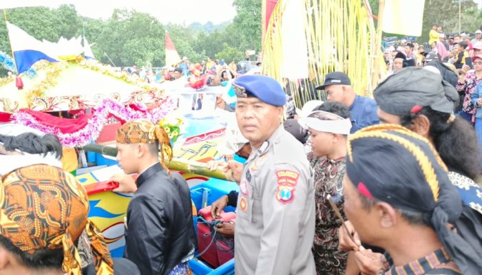 Personel Satpolairud Polresta Banyuwangi Lakukan Pengamanan Acara Petik Laut Dikawasan Pesisir Pantai Rajegwesi