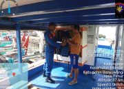 Personel Satpolairud Polresta Banyuwangi Berikan Sosialisasi Dan Penggunaan Lifejacket Dikawasan Perairan Muncar Sembulungan