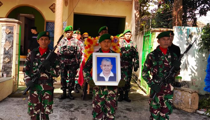 Kodim 0825 Banyuwangi Laksanakan Upacara Pemberangkatan Jenazah Peltu (Purn) Pratisto Hardjo ke TMP Wisma Raga Satria