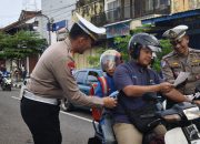 Polres Ponorogo Sampaikan Pesan dan Cinderamata kepada Pengendara Di Penghujung Operasi Patuh Semeru 2025