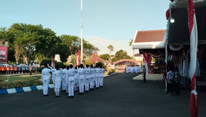 Upacara Penurunan Bendera Merah Putih di Sampang Berjalan Lancar dan Khidmat